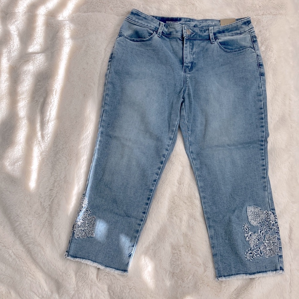 Chico’s Embroidered Perfect Stretch Girlfriend Slim Leg Capri Classic Rise